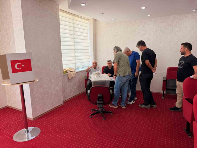 210 üyeli Adıyaman Veteriner Hekimleri Odası'nda Orhan Öztürk yeniden başkan seçildi