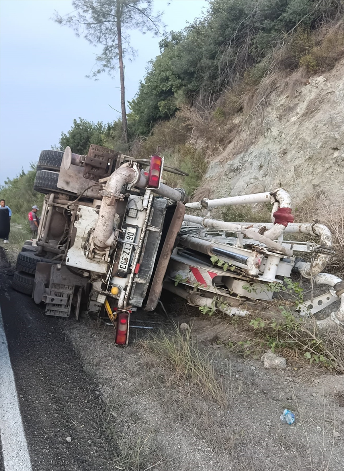 Osmaniye\'nin Kadirli ilçesinde beton mikseri devrildi, sıkışan sürücü yaralandı