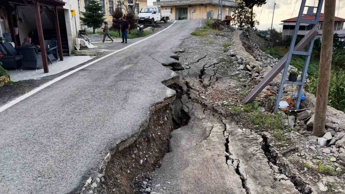 Rize İyidere\'de sel nedeniyle Fıçıtaşı Mahallesi\'ndeki yol 60 santimetre çöktü