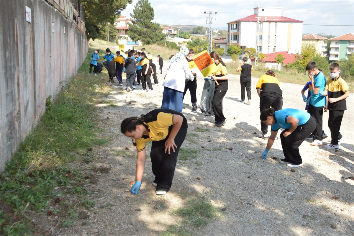 Samsun Havza\'da ortaokul öğrencileri Dünya Temizlik Günü\'nde çöp topladı