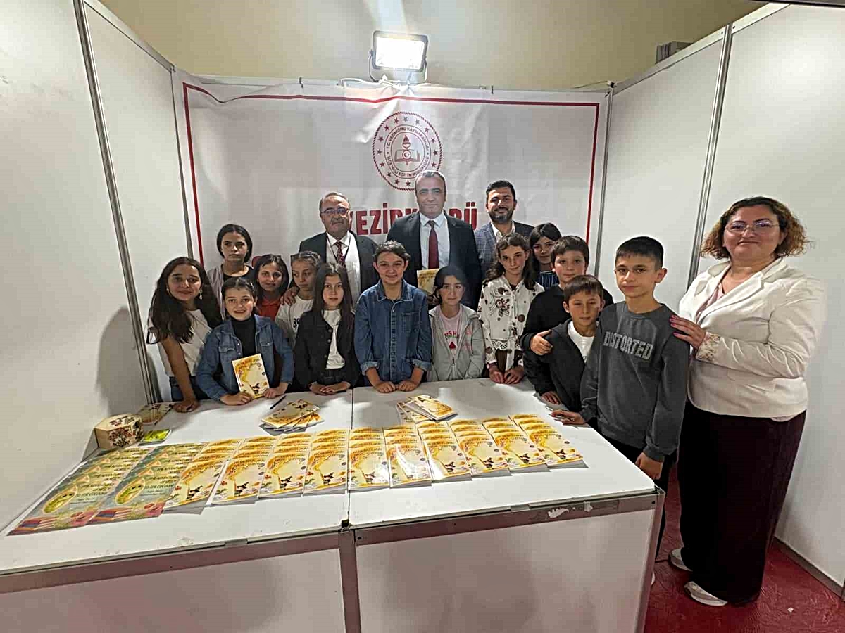 Samsun Vezirköprü\'de 15 öğrenci, yazdıkları masalları Kitap Günleri\'nde tanıttı