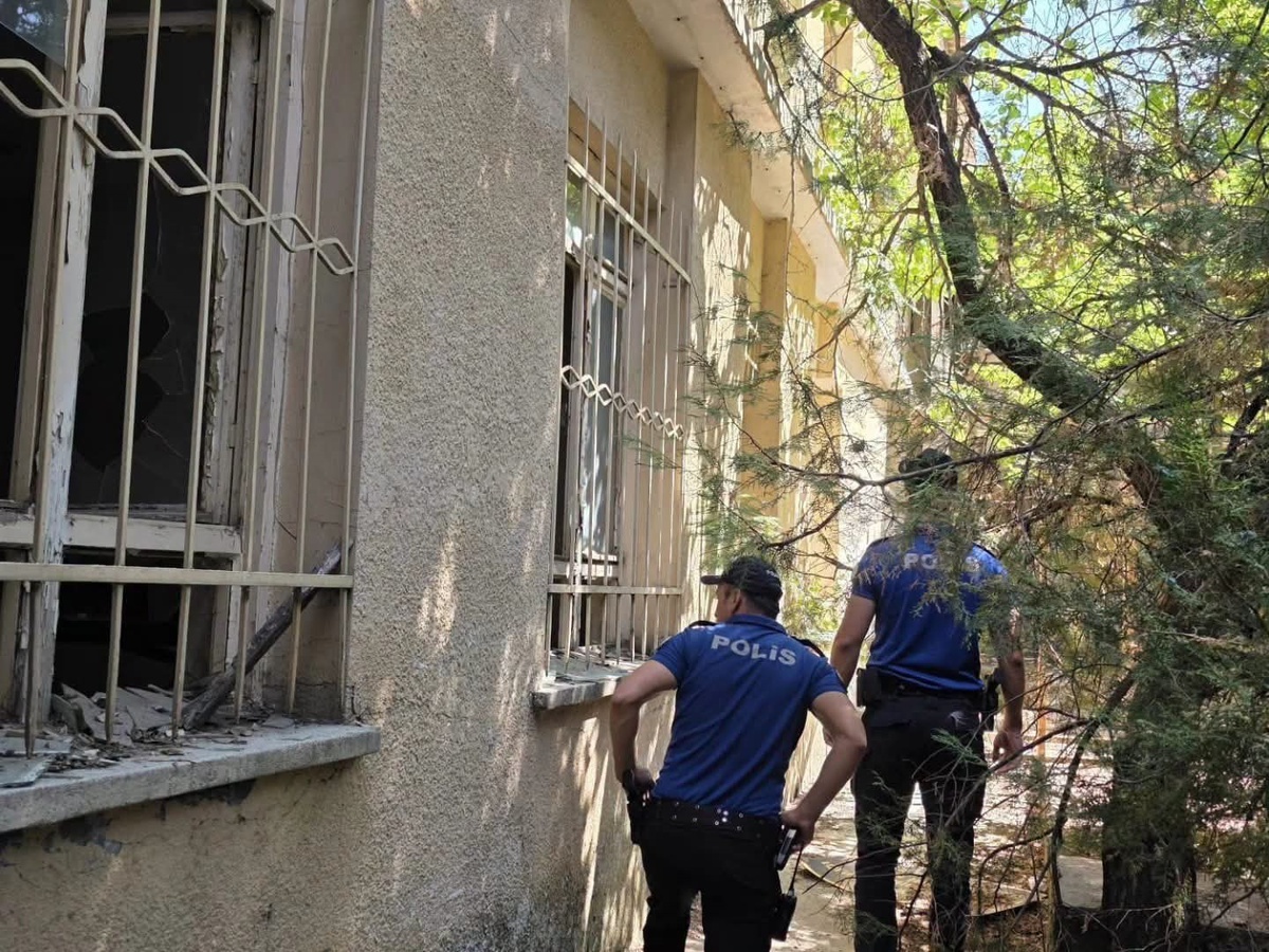 Sandıklı\'da polis okul çevreleri ve mezarlıkta denetim yaparak 157 kişiyi sorguladı