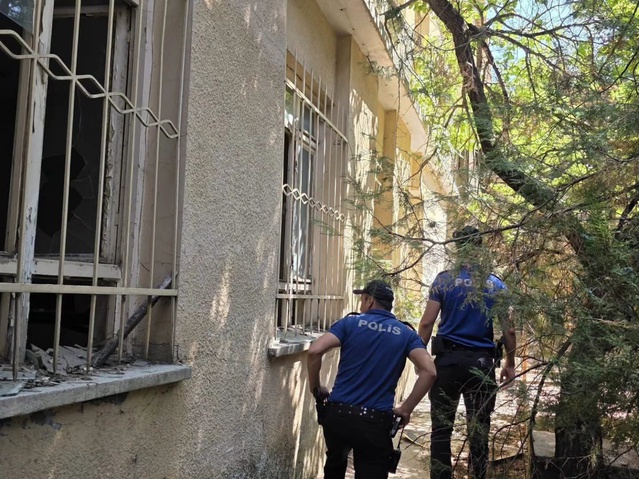 Sandıklı'da polis okul çevreleri ve mezarlıkta denetim yaparak 157 kişiyi sorguladı