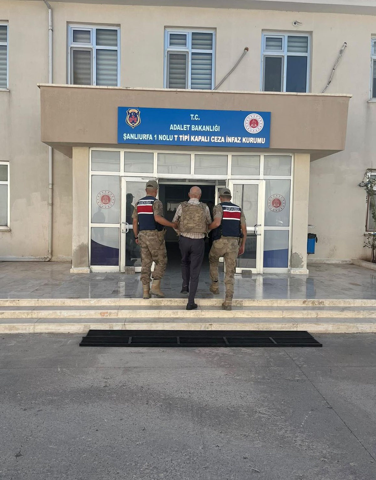 Şanlıurfa\'da jandarma operasyonuyla yakalanan kasten öldürme zanlısı tutuklandı