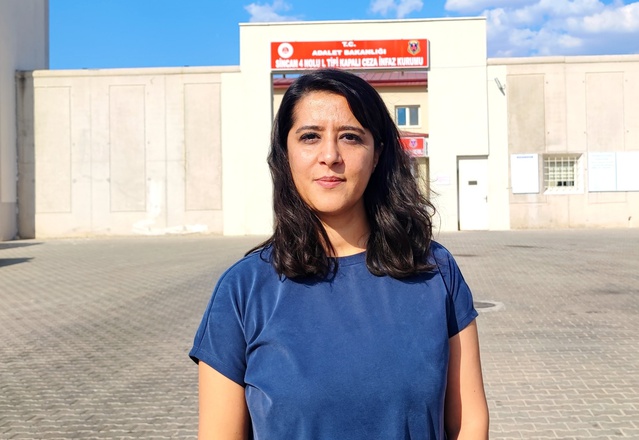 Sevda Karaca, Sincan'da tutuklu LGBTİ savunucuları ve gazeteci Tekerek'i ziyaret etti