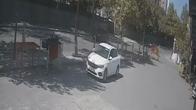 Silivri'de otomobilin çarptığı skuter sürücüsü yaralandı, kaza kameraya yansıdı