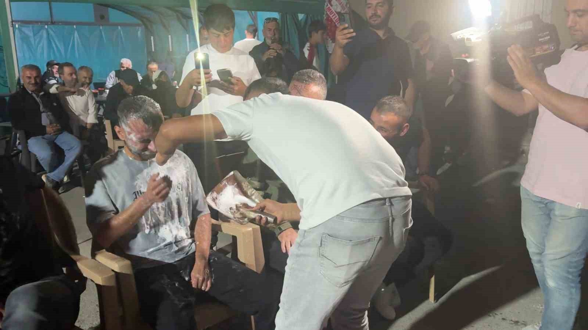 Sivas Altınyayla\'da misafirler düğün sahiplerini köpükleyip temsili tıraş etti