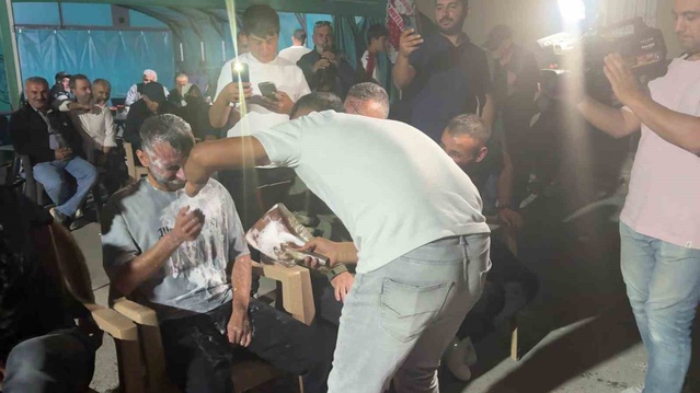 Sivas Altınyayla'da misafirler düğün sahiplerini köpükleyip temsili tıraş etti