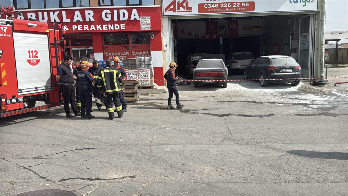 Sivas Gültepe\'de LPG dönüşüm iş yerinde gaz parlaması yangın çıkardı, 4 kişi yaralandı