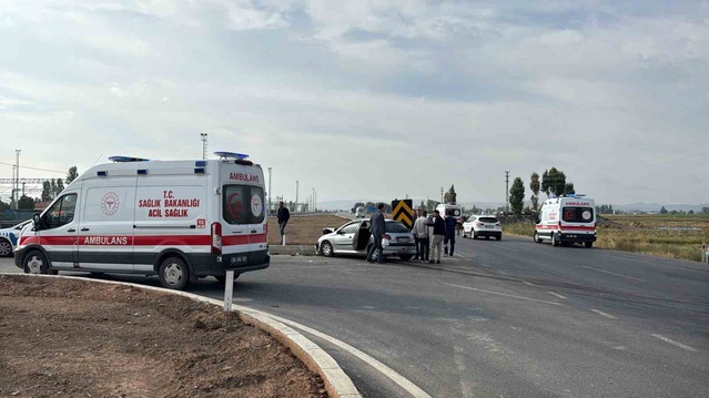 Sivas Ulaş'ta tali yoldan çıkan otomobil çarpıştı, 4 kişi yaralandı