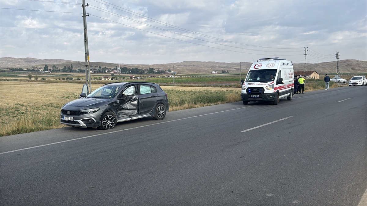 Sivas Ulaş\'ta iki otomobilin çarpıştığı kazada 5 kişi yaralandı