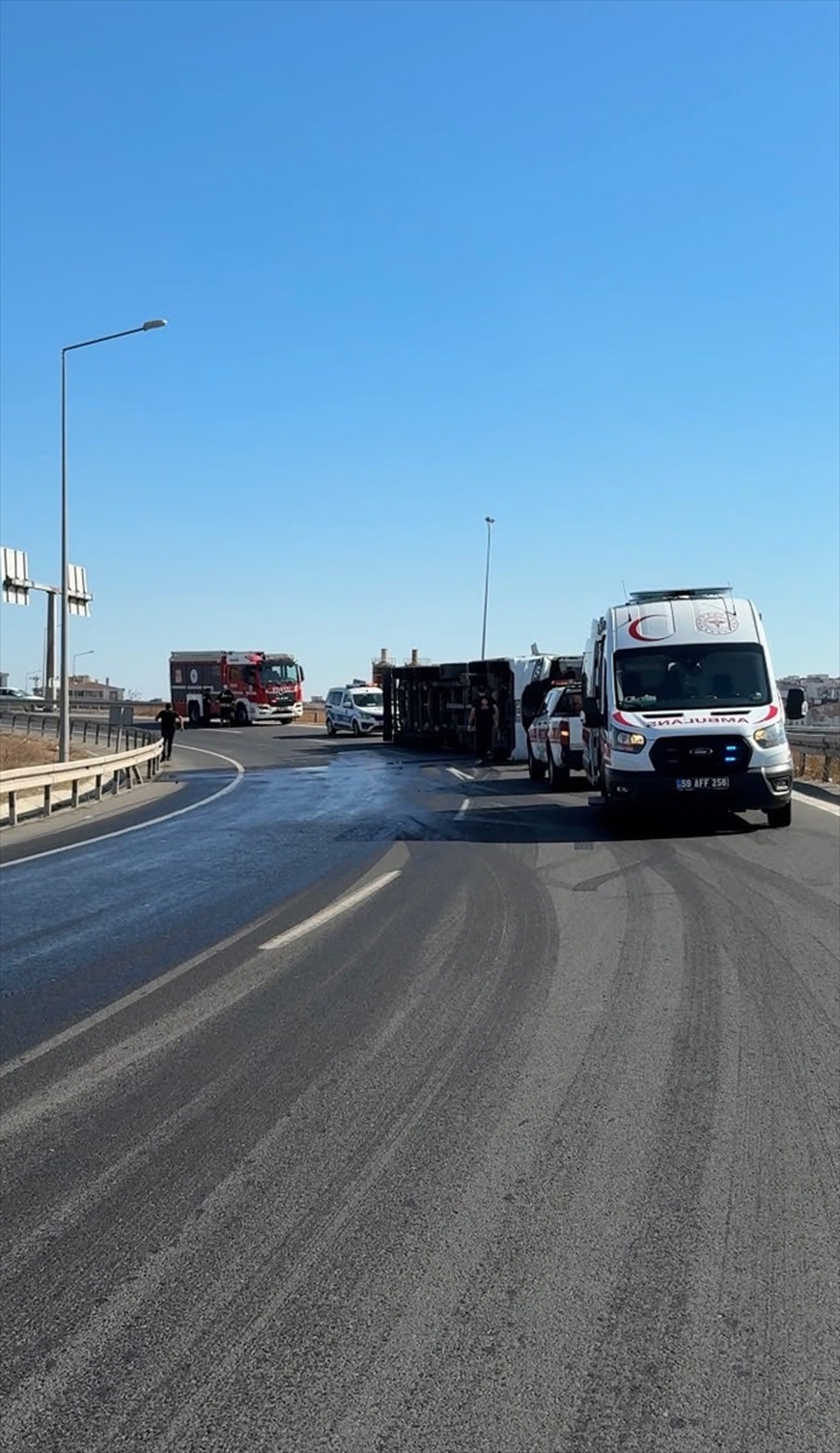 Tekirdağ Ergene\'de kontrolden çıkan tır devrildi, sürücü yaralandı