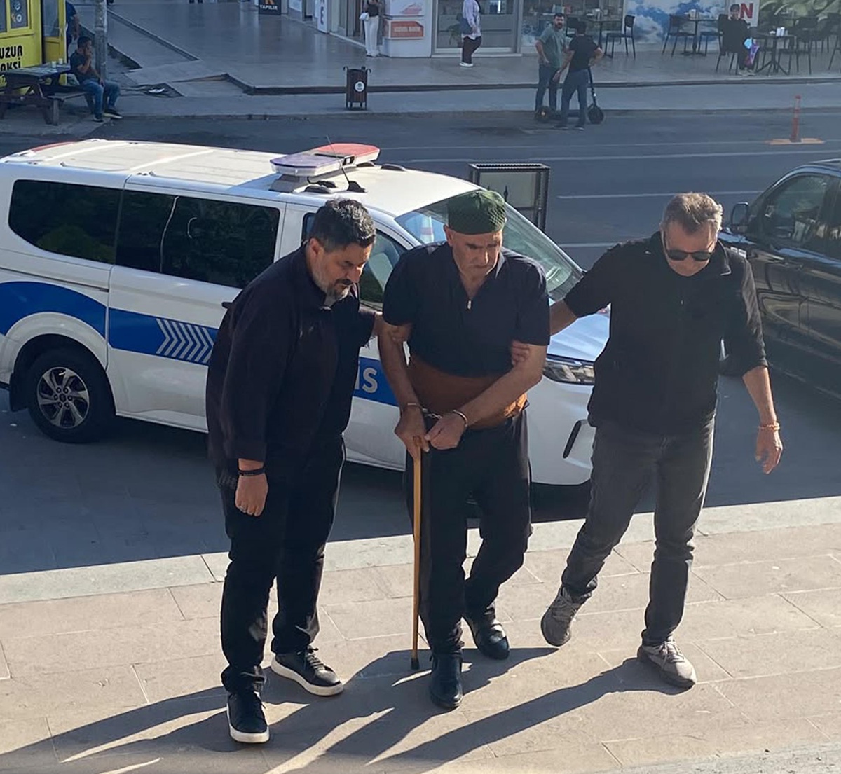 Tekirdağ Kapaklı\'da eşini öldüren Mehmet Ünlü adliyeye sevk edilirken polis yardımcı oldu