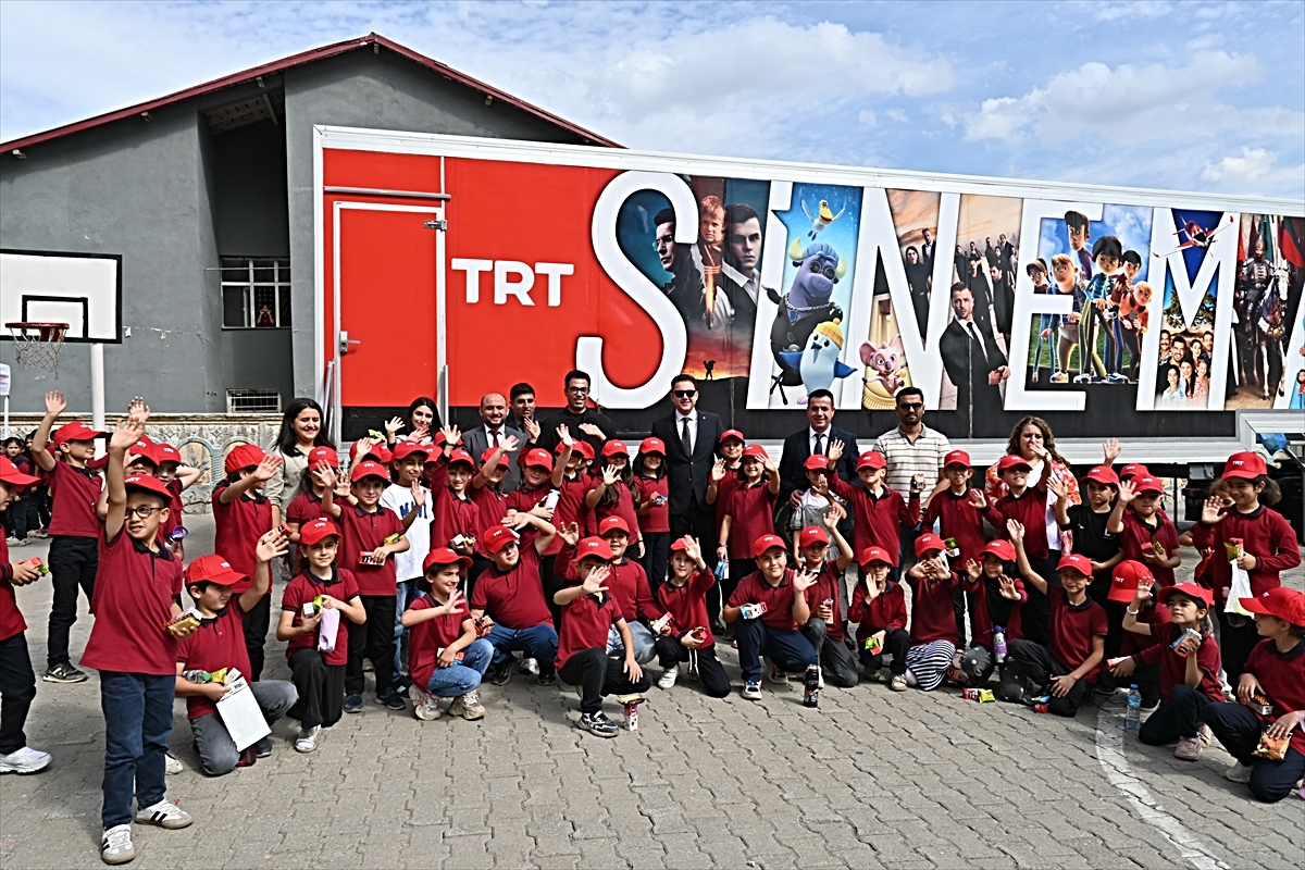 TRT Sinema Tırı Bitlis Hizan\'da çocukları animasyon yapımlarıyla buluşturdu