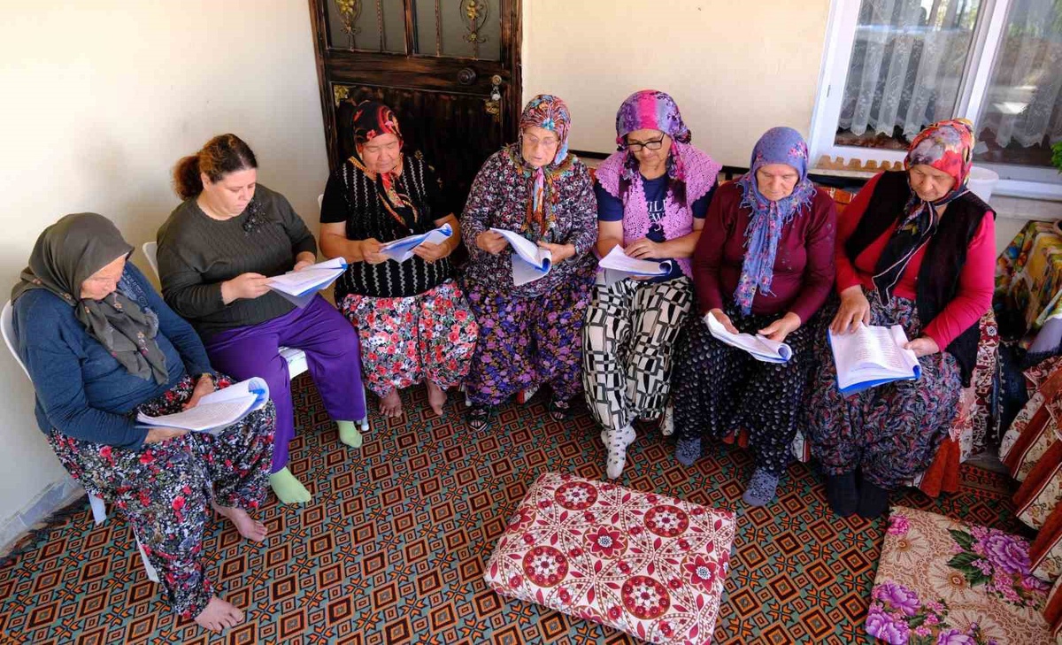 Ümmiye Koçak, \'Anne, elimi bırakma\' oyunuyla bağımlılığı sahneye taşıyor