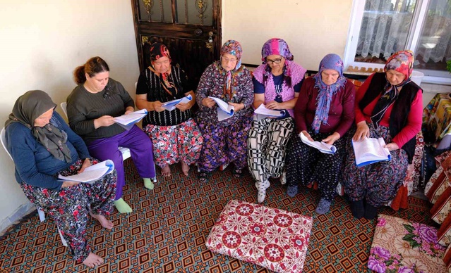 Ümmiye Koçak, 'Anne, elimi bırakma' oyunuyla bağımlılığı sahneye taşıyor