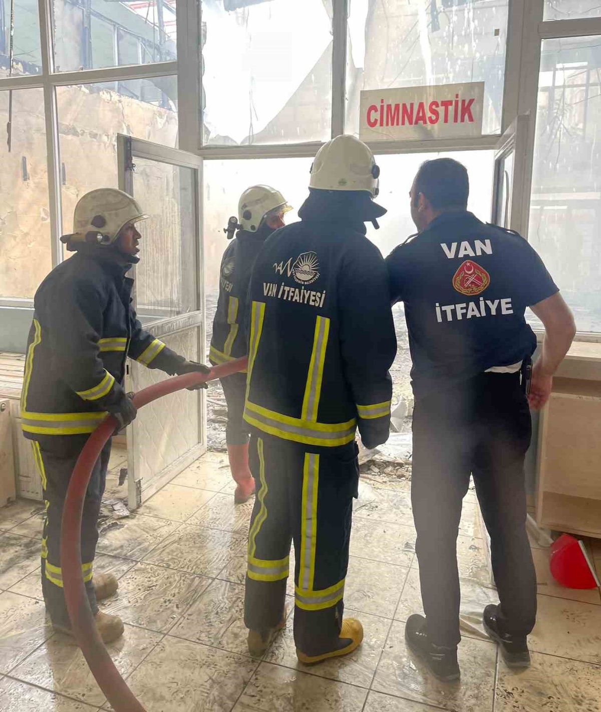 Van\'da yıkımı süren Ferdi Sporlar Merkezi\'nde yangın çıktı, dumanlar şehirden görüldü