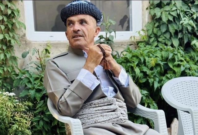 Hakkari Yüksekova'da 57 yaşındaki adamın cenazesi omuzlarda taşınarak toprağa verildi