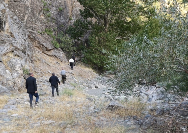 Yüksekova'da hayatını kaybeden 57 yaşındaki adamın cenazesi kilometrelerce omuzlarda taşındı