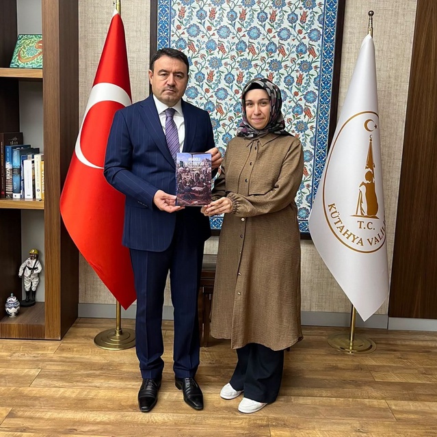 Kütahya Valisi Işın, Anadolu Beylerbeyliği yazarı Zeynep Kurt'u tebrik etti