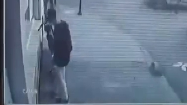 Zeytinburnu'nda kaldırımdaki elektrikli bisikletin çalınma anları kameraya yansıdı