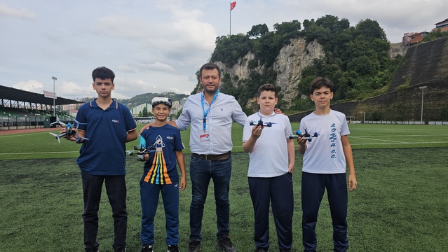 Zonguldak Kozlu'da 96 öğrenci FPV yarış dronu pilotu olarak yetiştiriliyor