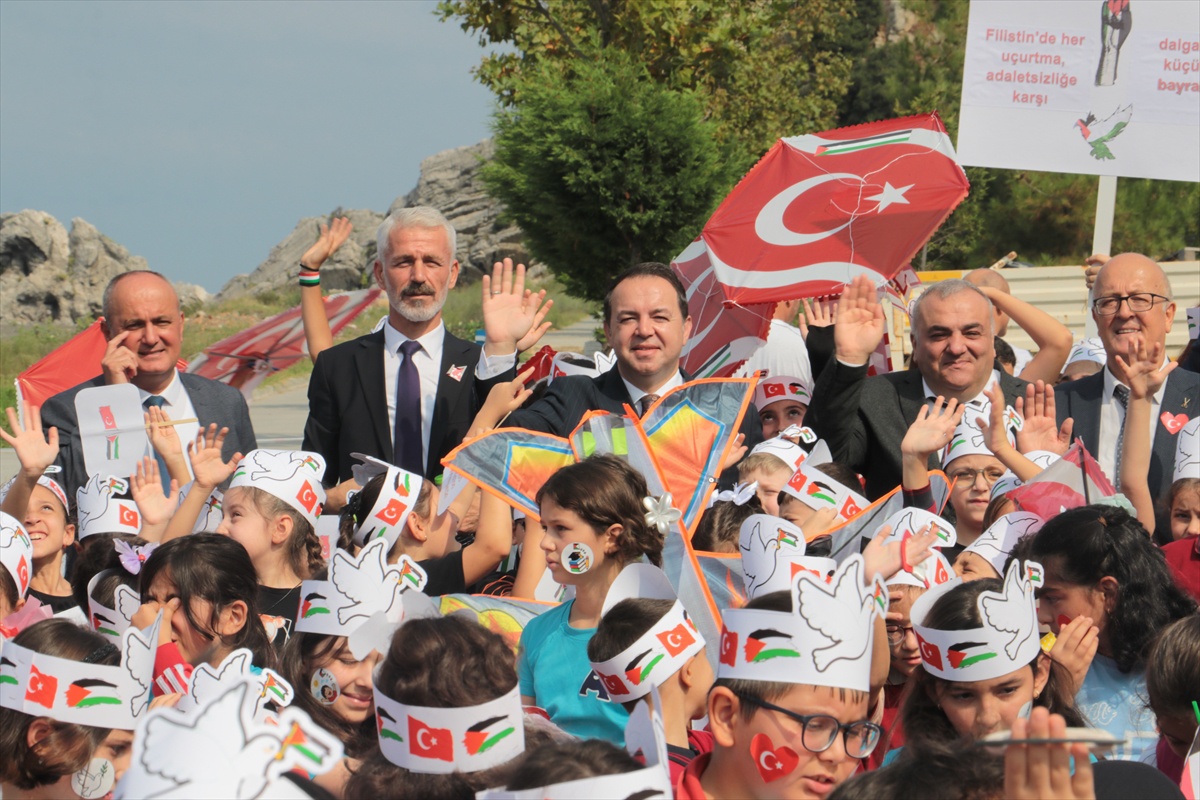 Zonguldak Kozlu\'da öğrenciler Gazzeli çocuklar için uçurtma etkinliğine katıldı.