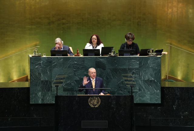 BM Genel Kurulu'nda duygu fırtınası: Erdoğan okudu, <a class='keyword-sd' href='/binali-yildirim/' title='Binali Yıldırım'>Binali Yıldırım</a> gözyaşlarına boğuldu