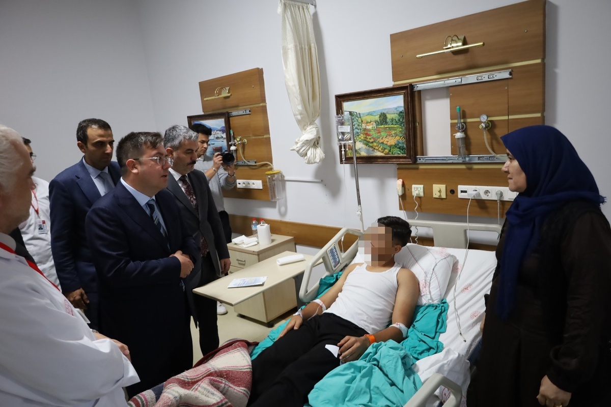 Adalet Bakan Yardımcısı Tuncay, Manisa Turgutlu\'da 11 yaralıyı ziyaret etti