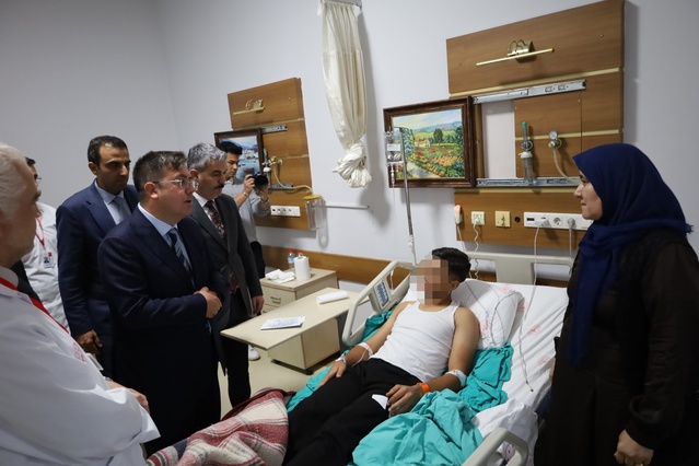 Adalet Bakan Yardımcısı Tuncay, Manisa Turgutlu'da 11 yaralıyı ziyaret etti