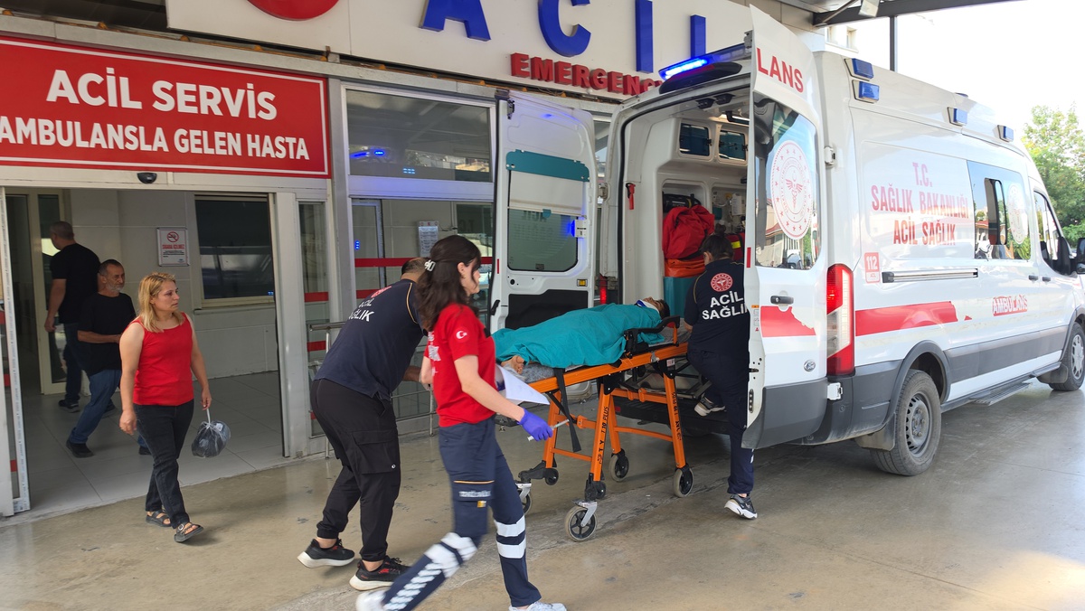 Adana Kozan\'da kameraya yansıyan kazada 15 yaşındaki motosiklet sürücüsü ağır yaralandı