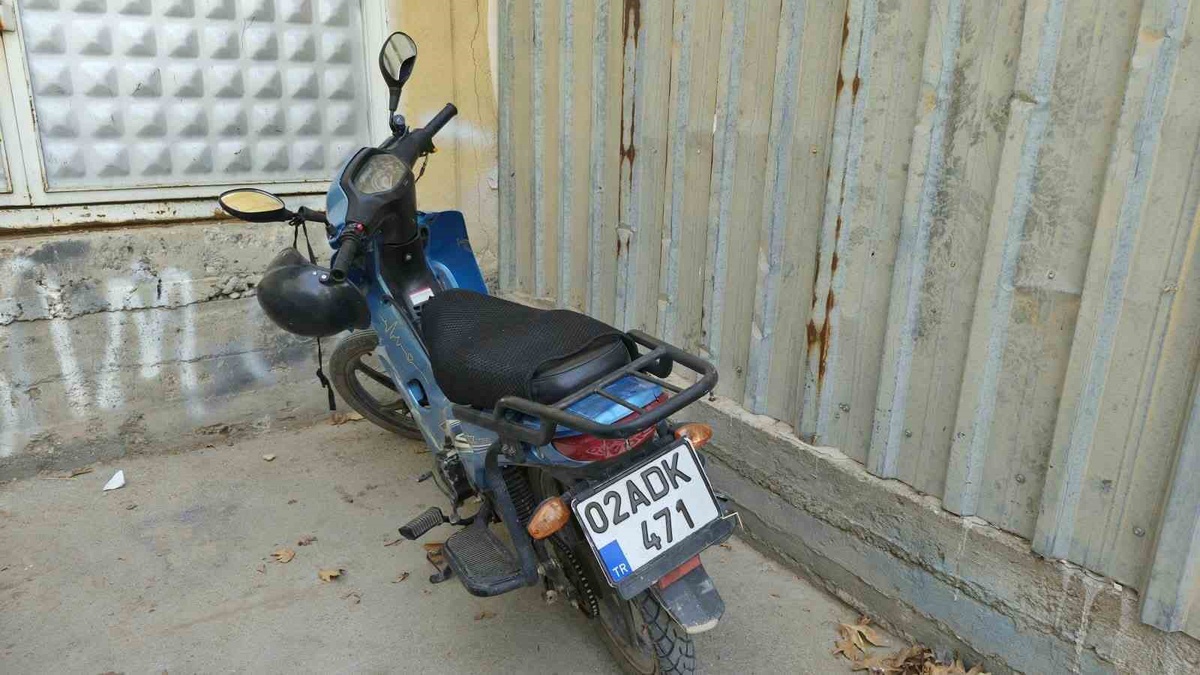 Adıyaman Yunus Emre Mahallesi\'nde motosiklet devrildi, sürücü yaralandı
