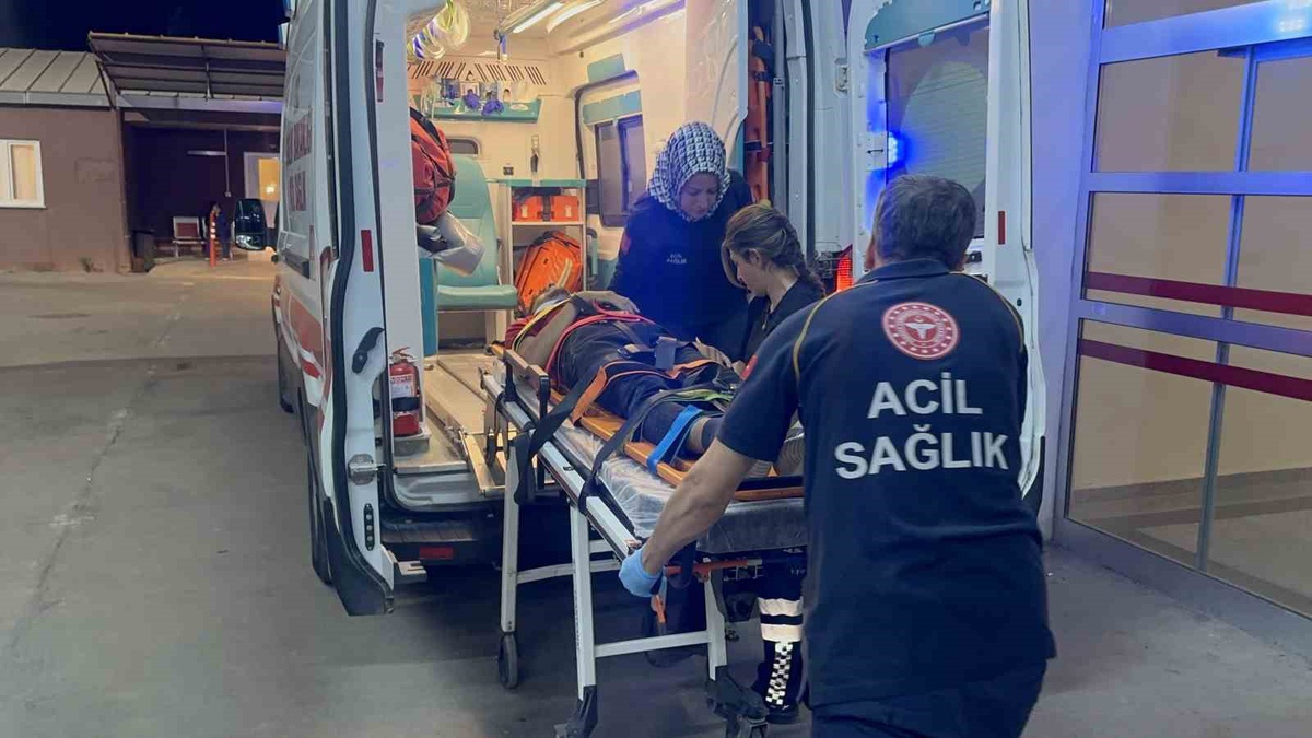 Adıyaman\'da otomobille çarpışan motosikletteki 1 kişi yaralanıp hastaneye kaldırıldı