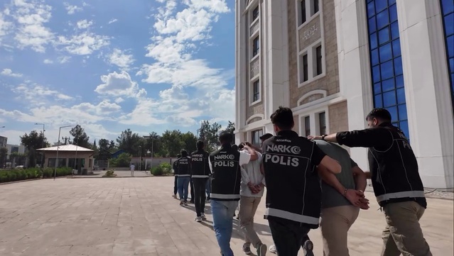 Polis Adıyaman'da 8 şüpheliyi narkotik operasyonda gözaltına aldı, 83 fişek bulundu