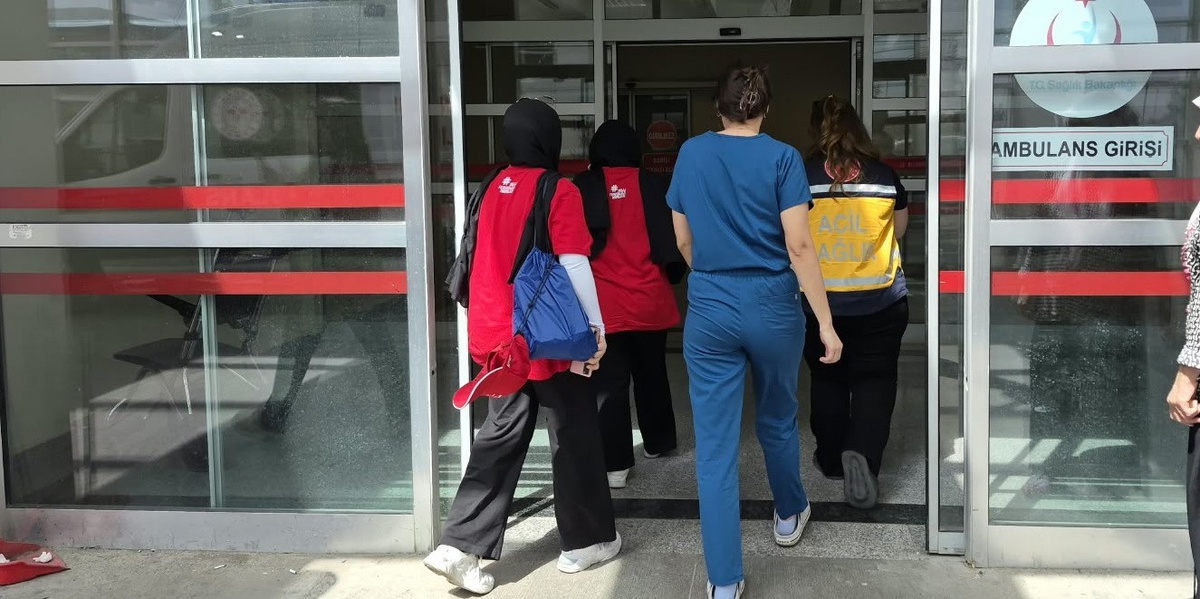 Adıyaman\'da yemek yiyen 4 öğrenci zehirlenme şüphesiyle hastaneye kaldırıldı