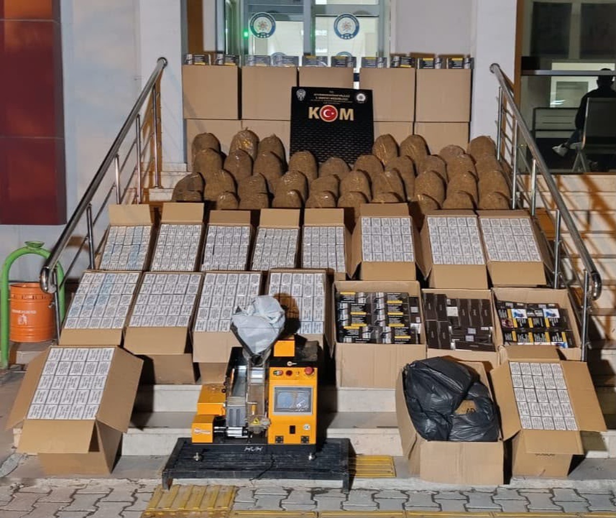 Afyonkarahisar Bolvadin\'de eş zamanlı operasyonda 274 bin makaron ele geçirildi