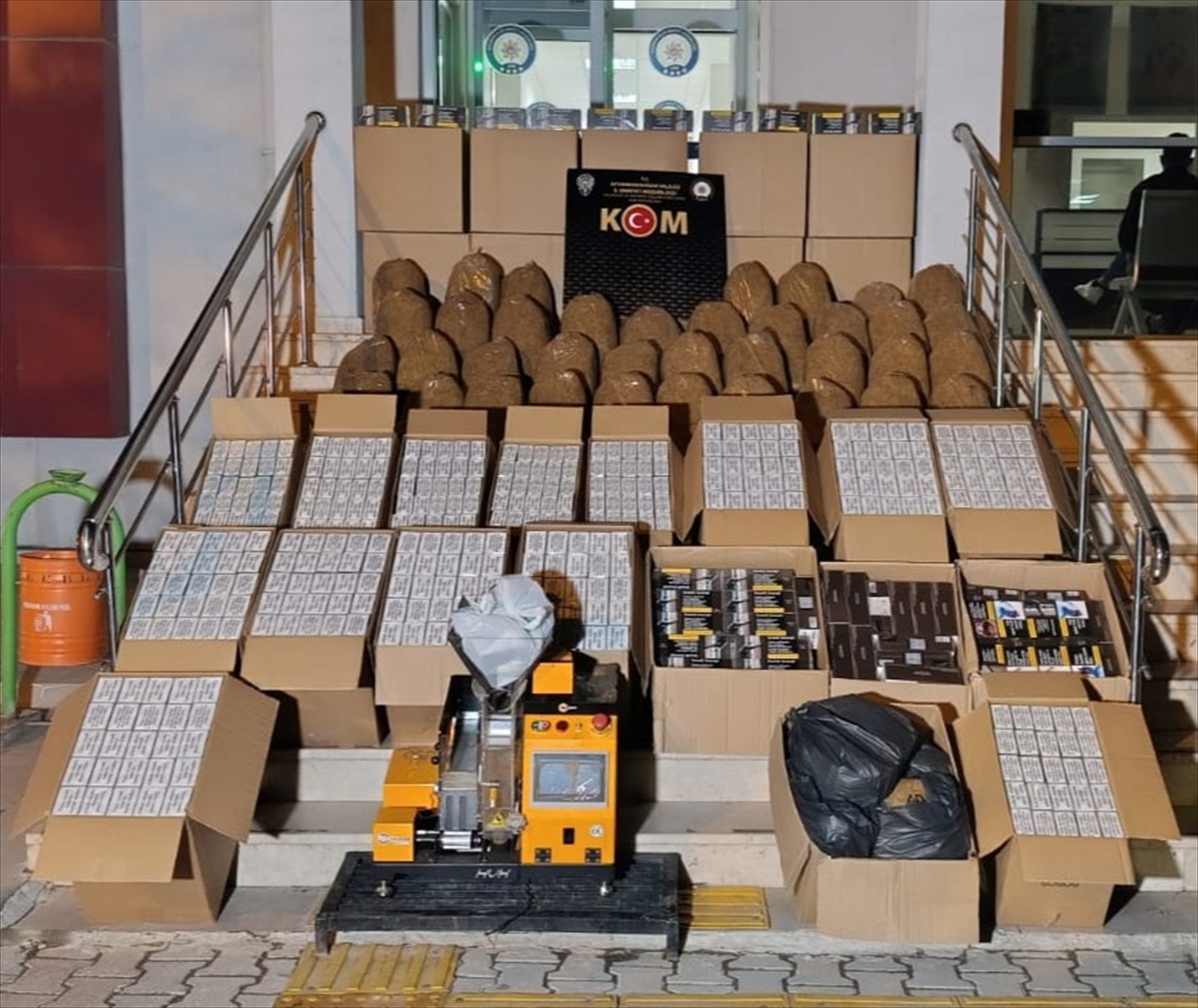 Afyonkarahisar Bolvadin\'de 274 bin boş makaron ele geçirildi, 3 şüpheli adli işlem gördü