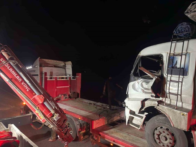 Afyonkarahisar Emirdağ'da kamyon kamyona arkadan çarptı, sürücü vinçle kurtarıldı