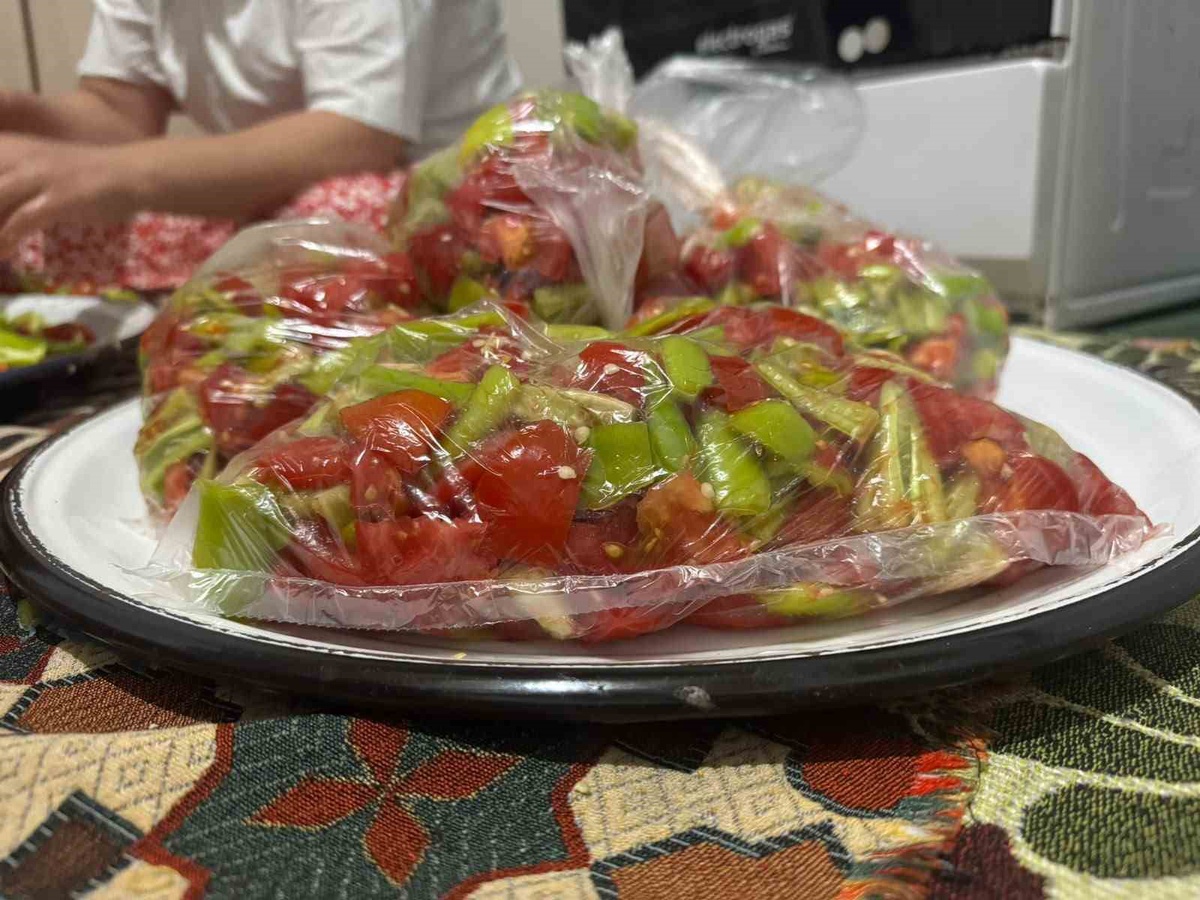 Ağrı Patnos\'ta vatandaşlar taze sebzeleri dondurup konserve yaparak kışa hazırlanıyor