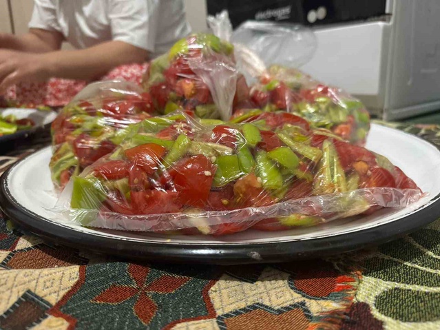 Ağrı Patnos'ta vatandaşlar taze sebzeleri dondurup konserve yaparak kışa hazırlanıyor