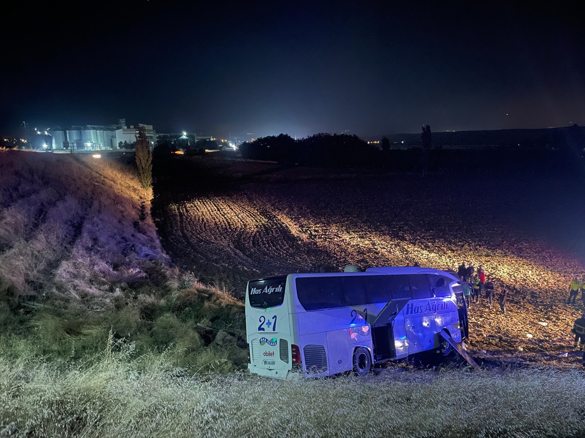 Amasya Merzifon\'da kontrolden çıkan yolcu otobüsü tarlaya girdi, 24 kişi yaralandı