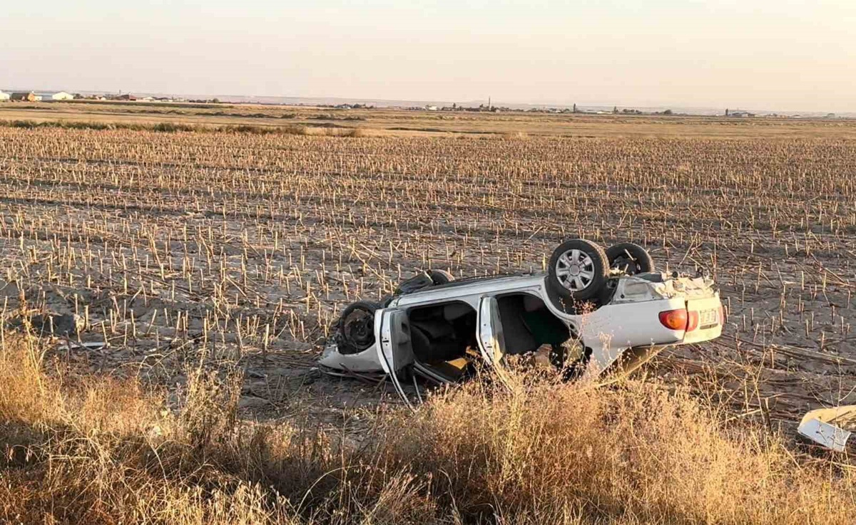 Aksaray Yeşilova yolunda otomobil tarlaya uçup takla attı, sürücü yaralandı