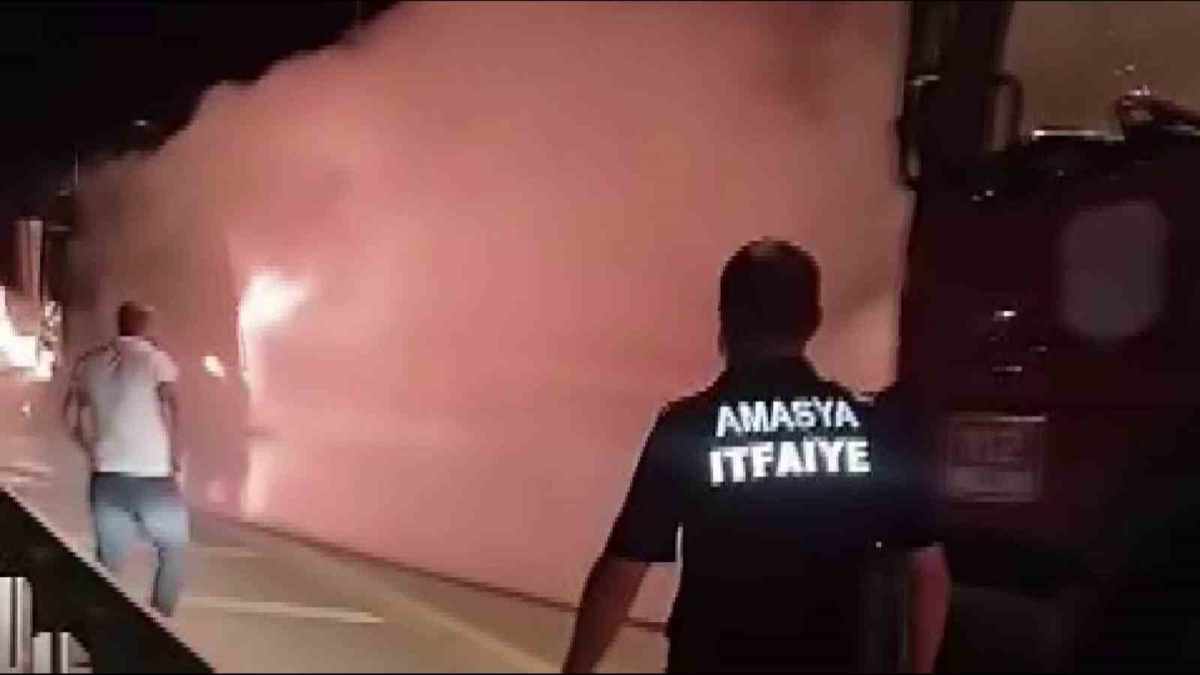 Seyir halindeki gübre yüklü tır Amasya\'da alev topuna döndü, sürücü kurtuldu