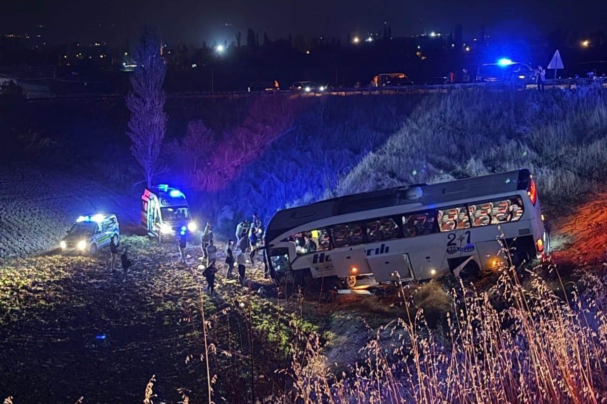İlk belirlemelere göre Amasya Merzifon\'da yolcu otobüsü şarampole uçtu, 24 kişi yaralandı