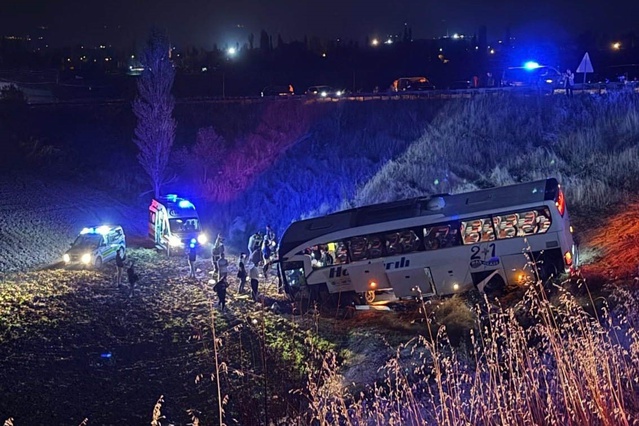 İlk belirlemelere göre Amasya Merzifon'da yolcu otobüsü şarampole uçtu, 24 kişi yaralandı