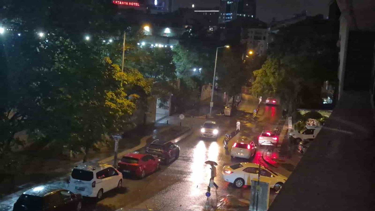 Ankara\'da sağanak yağış sokakları göle döndürdü, trafikte aksama yaşandı