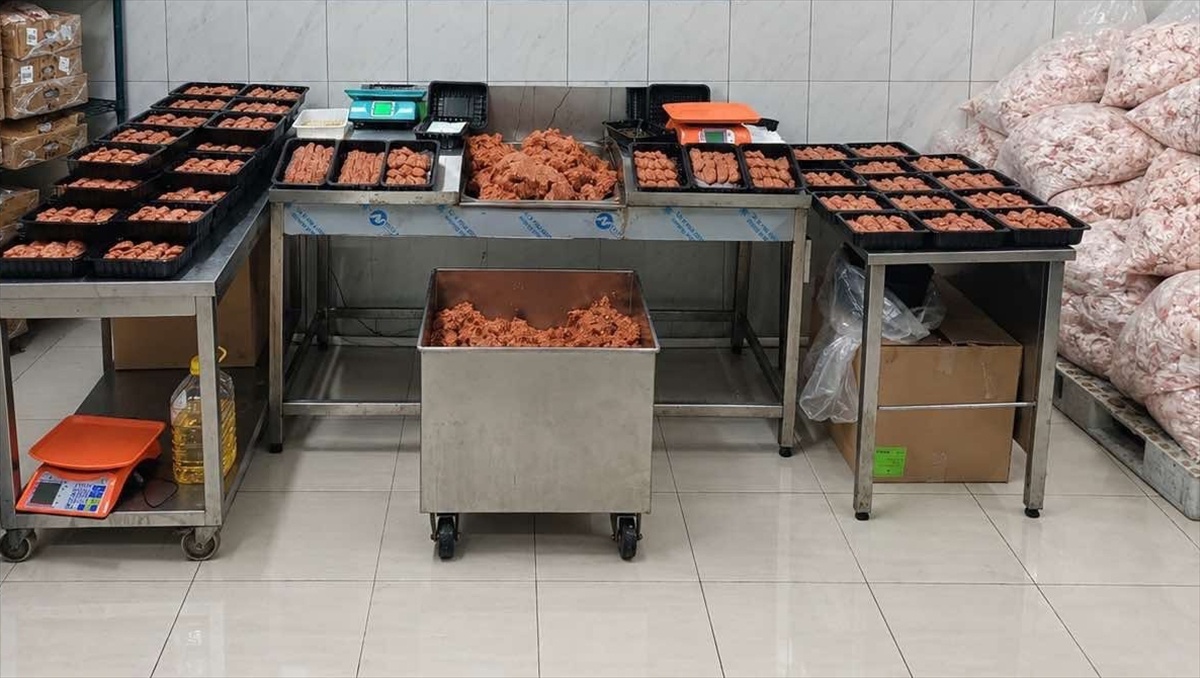 Ankara Yenimahalle\'de jandarma halk sağlığını tehdit eden 1333 kg ürün ele geçirdi