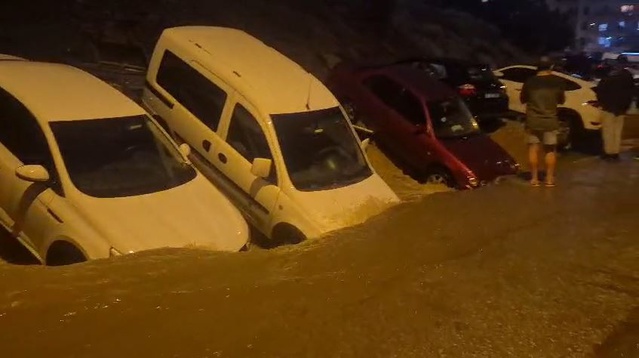 Ankara Keçiören'de sağanak sonrası yol çöktü, park halindeki araçlar hasar gördü