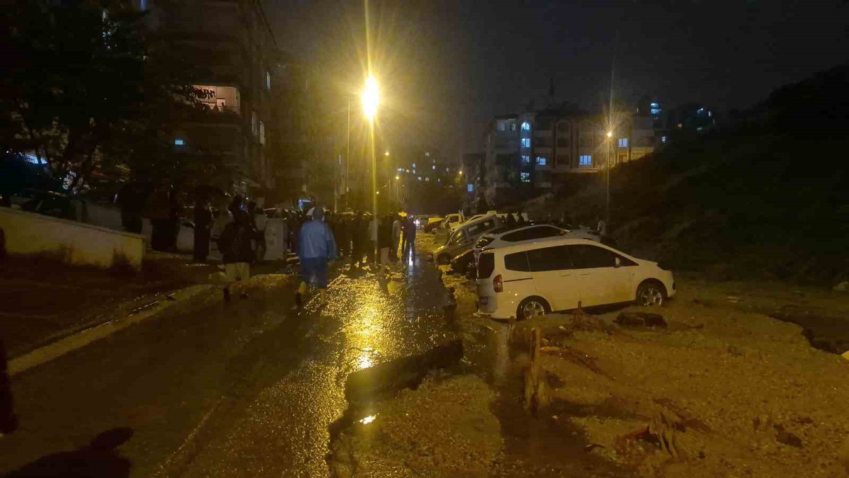 Ankara Keçiören\'de sağanak yolu çökertti, onlarca araç çukurda kaldı