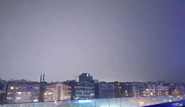 Ankara'da gök gürültülü sağanak trafiği aksattı, şimşekler cep telefonuyla kaydedildi